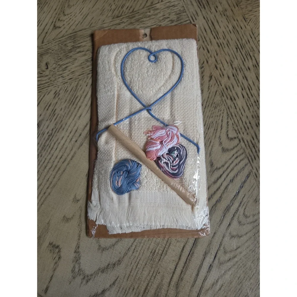 What's New Finger Tip Towel Cross Stitch Kit With Wall Hanger Vintage Heart NOS